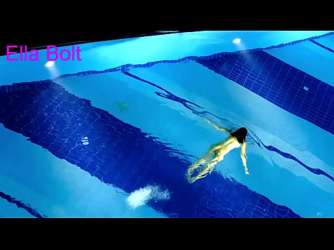 ❤️ म हेर्न रोक्न सक्दिन, जवान गोरा ELLA BOLT रिसोर्ट पूलमा नग्न पौडी खेल्दै समातियो गुदा अश्लील ❤